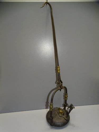 -LAMPE A HUILE de MINEUR DECORS COQ BRONZE Gravée St ETIENNE LOIRE FER XVIII/XIX