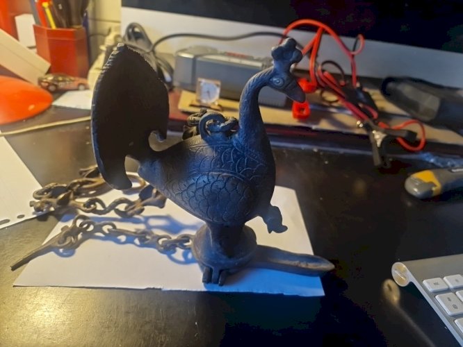 Lampe à huile en bronze en  forme de PAON