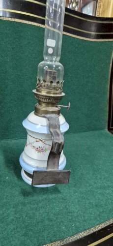 LAMPE A PETROLE A MAIN OU EN APPLIQUE