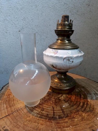 lampe a petrole ancienne avec tube globe en bon etat
