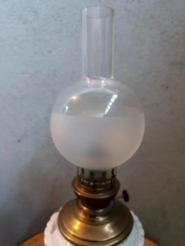 lampe a petrole ancienne avec tube globe en bon etat
