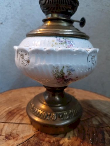 lampe a petrole ancienne avec tube globe en bon etat