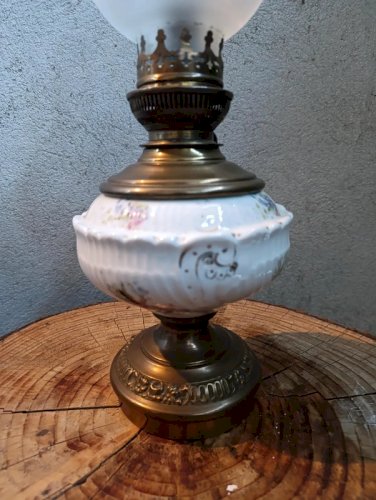 lampe a petrole ancienne avec tube globe en bon etat