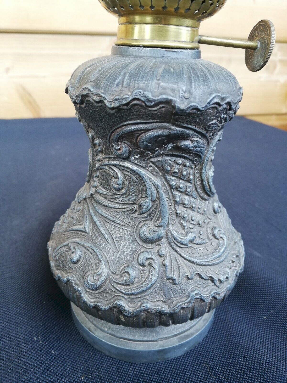 Paire de lampes à pétrole électrifiées en céramique et bronze