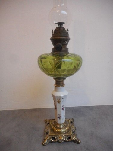 LAMPE A PETROLE BRONZE PORCELAINE ET VERRE N° 3