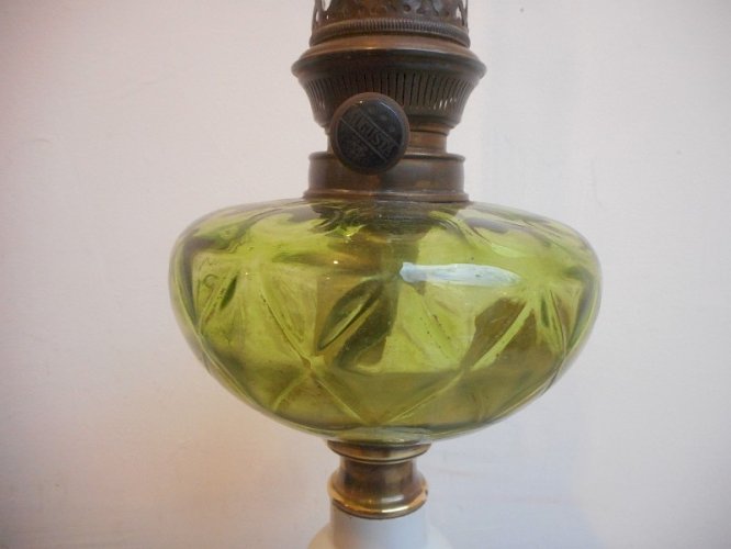 LAMPE A PETROLE BRONZE PORCELAINE ET VERRE N° 3
