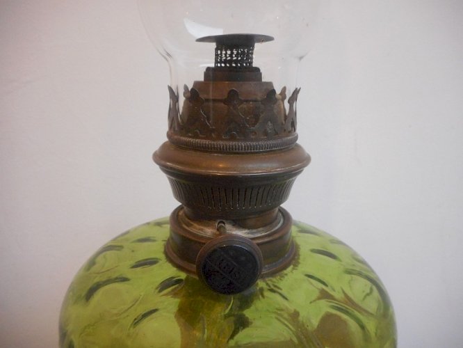 LAMPE A PETROLE BRONZE PORCELAINE ET VERRE N° 3