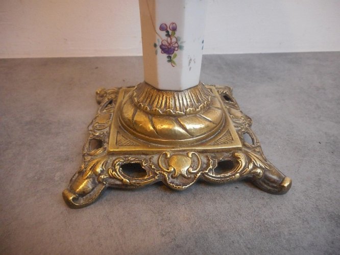 LAMPE A PETROLE BRONZE PORCELAINE ET VERRE N° 3