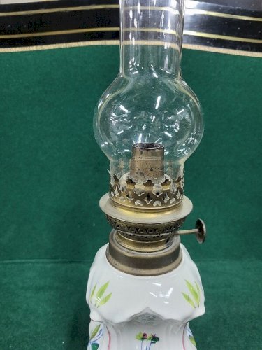 LAMPE A PETROLE EN FAIENCE DECOR DE FLEURS