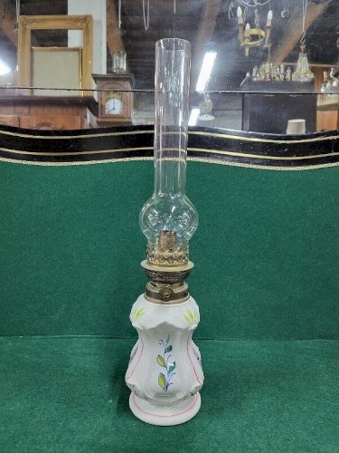LAMPE A PETROLE EN FAIENCE DECOR DE FLEURS