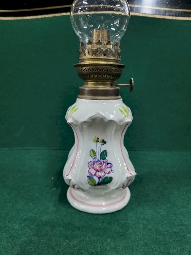 LAMPE A PETROLE EN FAIENCE DECOR DE FLEURS