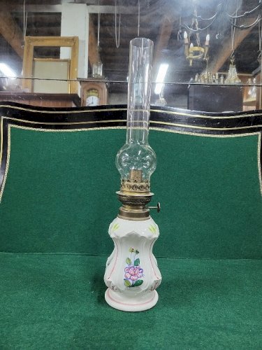 LAMPE A PETROLE EN FAIENCE DECOR DE FLEURS