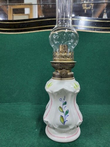 LAMPE A PETROLE EN FAIENCE DECOR DE FLEURS