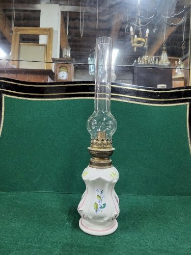 LAMPE A PETROLE EN FAIENCE DECOR DE FLEURS