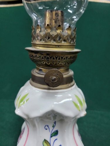 LAMPE A PETROLE EN FAIENCE DECOR DE FLEURS