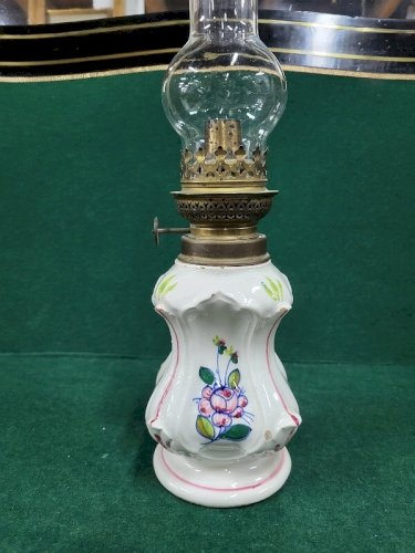 LAMPE A PETROLE EN FAIENCE DECOR DE FLEURS