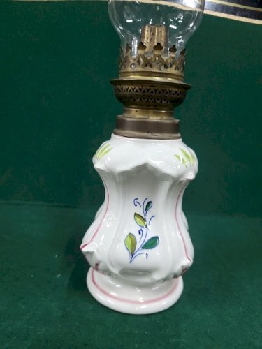 LAMPE A PETROLE EN FAIENCE DECOR DE FLEURS