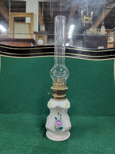 LAMPE A PETROLE EN FAIENCE DECOR DE FLEURS