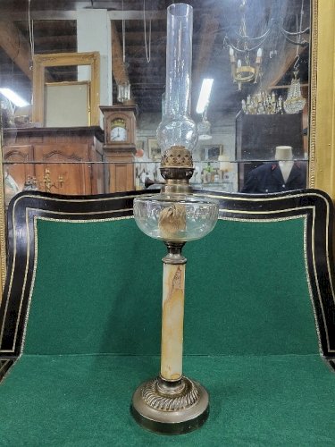 LAMPE A PETROLE EN MARBRE ONYX CUIVRE ET GLOBE EN VERRE