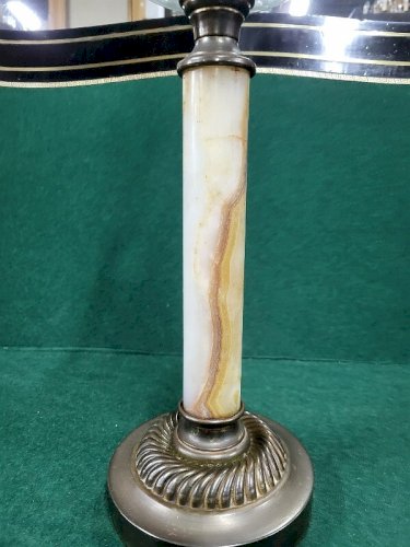 LAMPE A PETROLE EN MARBRE ONYX CUIVRE ET GLOBE EN VERRE