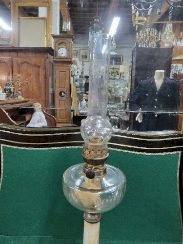 LAMPE A PETROLE EN MARBRE ONYX CUIVRE ET GLOBE EN VERRE