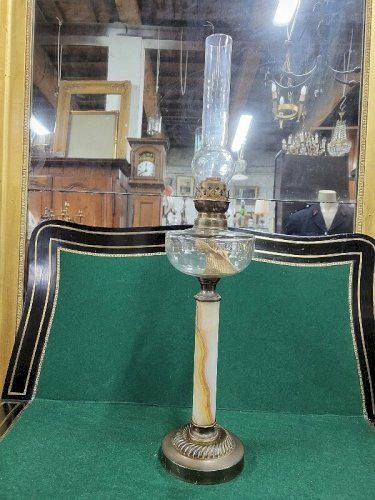 LAMPE A PETROLE EN MARBRE ONYX CUIVRE ET GLOBE EN VERRE