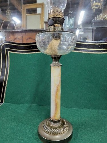LAMPE A PETROLE EN MARBRE ONYX CUIVRE ET GLOBE EN VERRE