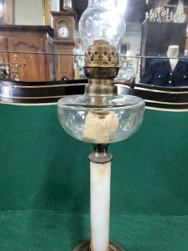 LAMPE A PETROLE EN MARBRE ONYX CUIVRE ET GLOBE EN VERRE