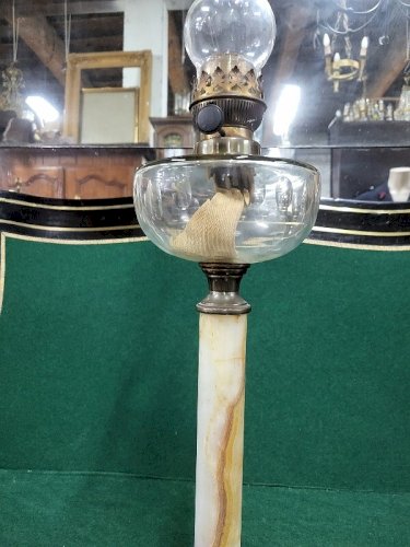 LAMPE A PETROLE EN MARBRE ONYX CUIVRE ET GLOBE EN VERRE
