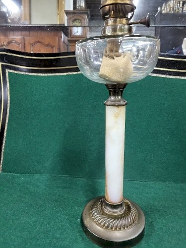LAMPE A PETROLE EN MARBRE ONYX CUIVRE ET GLOBE EN VERRE
