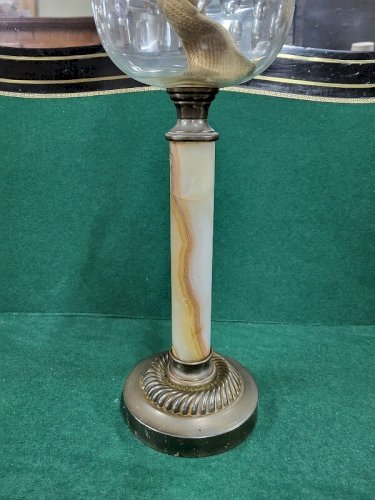 LAMPE A PETROLE EN MARBRE ONYX CUIVRE ET GLOBE EN VERRE