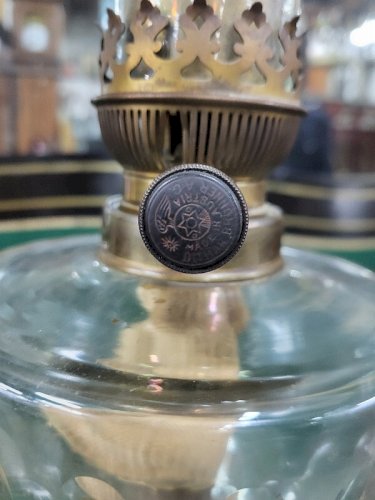 LAMPE A PETROLE EN MARBRE ONYX CUIVRE ET GLOBE EN VERRE