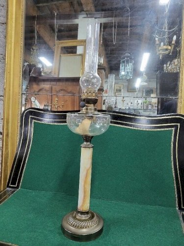 LAMPE A PETROLE EN MARBRE ONYX CUIVRE ET GLOBE EN VERRE