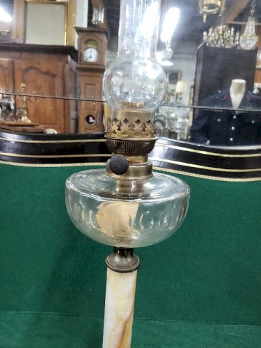 LAMPE A PETROLE EN MARBRE ONYX CUIVRE ET GLOBE EN VERRE