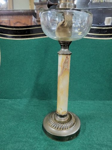 LAMPE A PETROLE EN MARBRE ONYX CUIVRE ET GLOBE EN VERRE