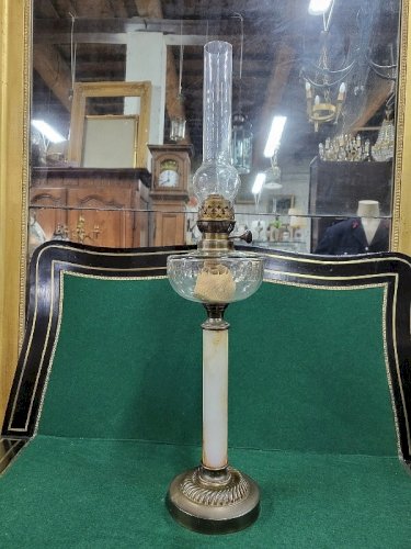 LAMPE A PETROLE EN MARBRE ONYX CUIVRE ET GLOBE EN VERRE