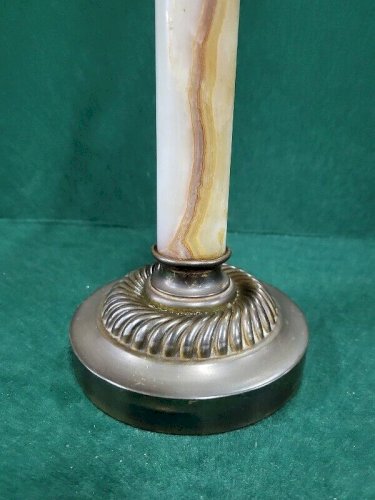 LAMPE A PETROLE EN MARBRE ONYX CUIVRE ET GLOBE EN VERRE