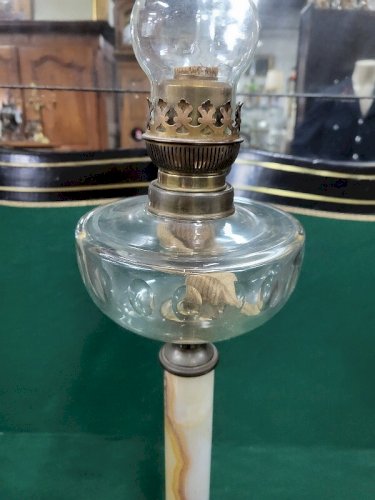 LAMPE A PETROLE EN MARBRE ONYX CUIVRE ET GLOBE EN VERRE