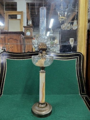 LAMPE A PETROLE EN MARBRE ONYX CUIVRE ET GLOBE EN VERRE