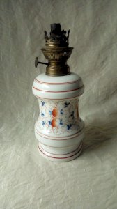 LAMPE A PETROLE EN PORCELAINE DE BAYEUX*