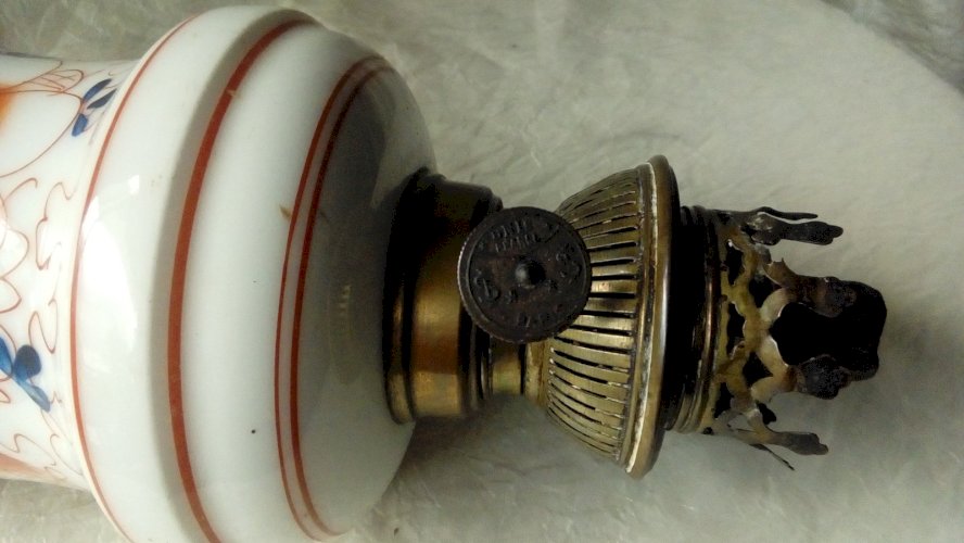 LAMPE A PETROLE EN PORCELAINE DE BAYEUX*