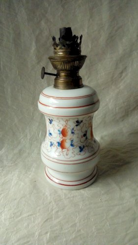 LAMPE A PETROLE EN PORCELAINE DE BAYEUX*