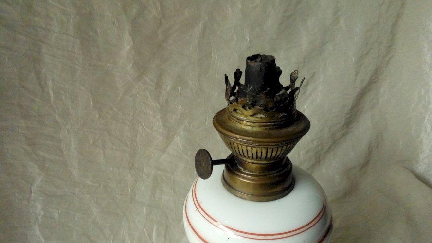 LAMPE A PETROLE EN PORCELAINE DE BAYEUX*