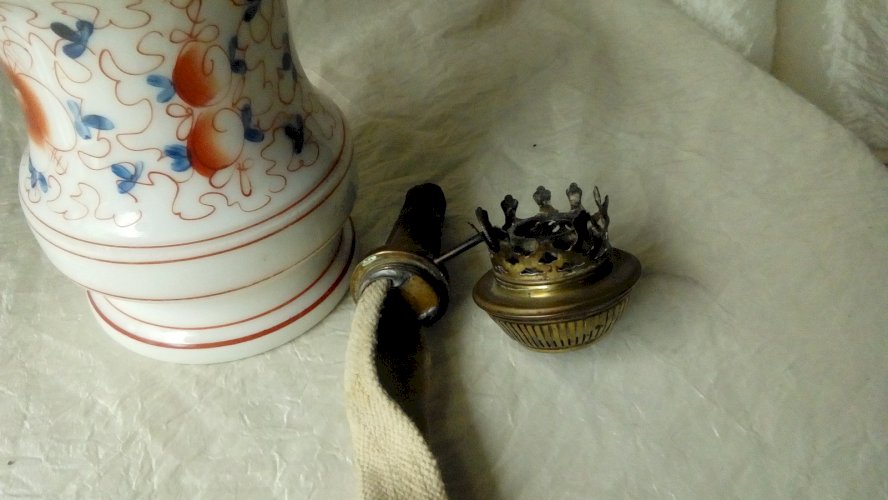 LAMPE A PETROLE EN PORCELAINE DE BAYEUX*