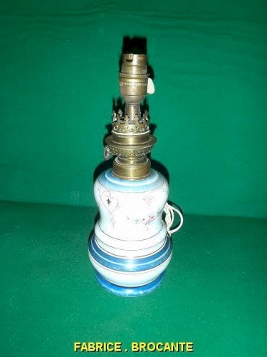 LAMPE A PETROLE EN PORCELAINE ELECTRIFIEE