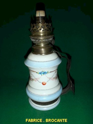 LAMPE A PETROLE EN PORCELAINE ELECTRIFIEE