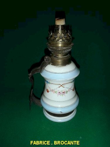 LAMPE A PETROLE EN PORCELAINE ELECTRIFIEE
