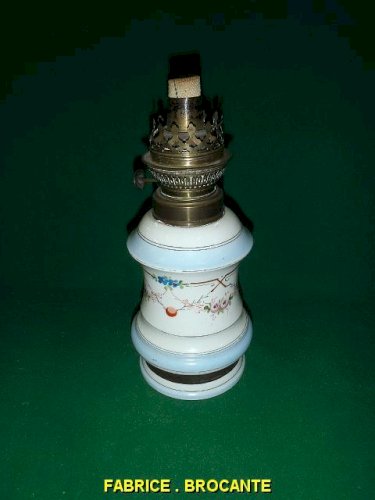 LAMPE A PETROLE EN PORCELAINE ELECTRIFIEE