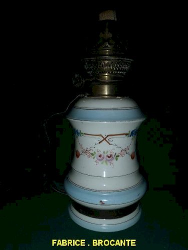 LAMPE A PETROLE EN PORCELAINE ELECTRIFIEE