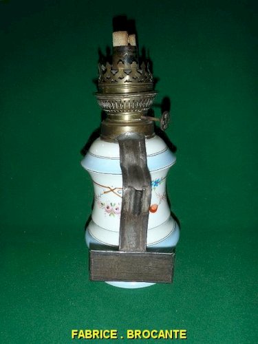 LAMPE A PETROLE EN PORCELAINE ELECTRIFIEE